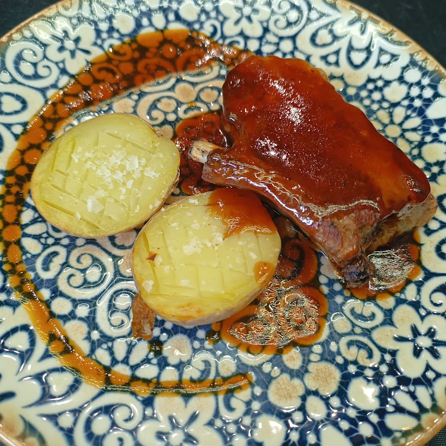 Costilla-de-Cerdo-con-su-Panceta-a-Baja-Temperatura-con-Salsa-Barbacoa-de-Cerveza-Negra