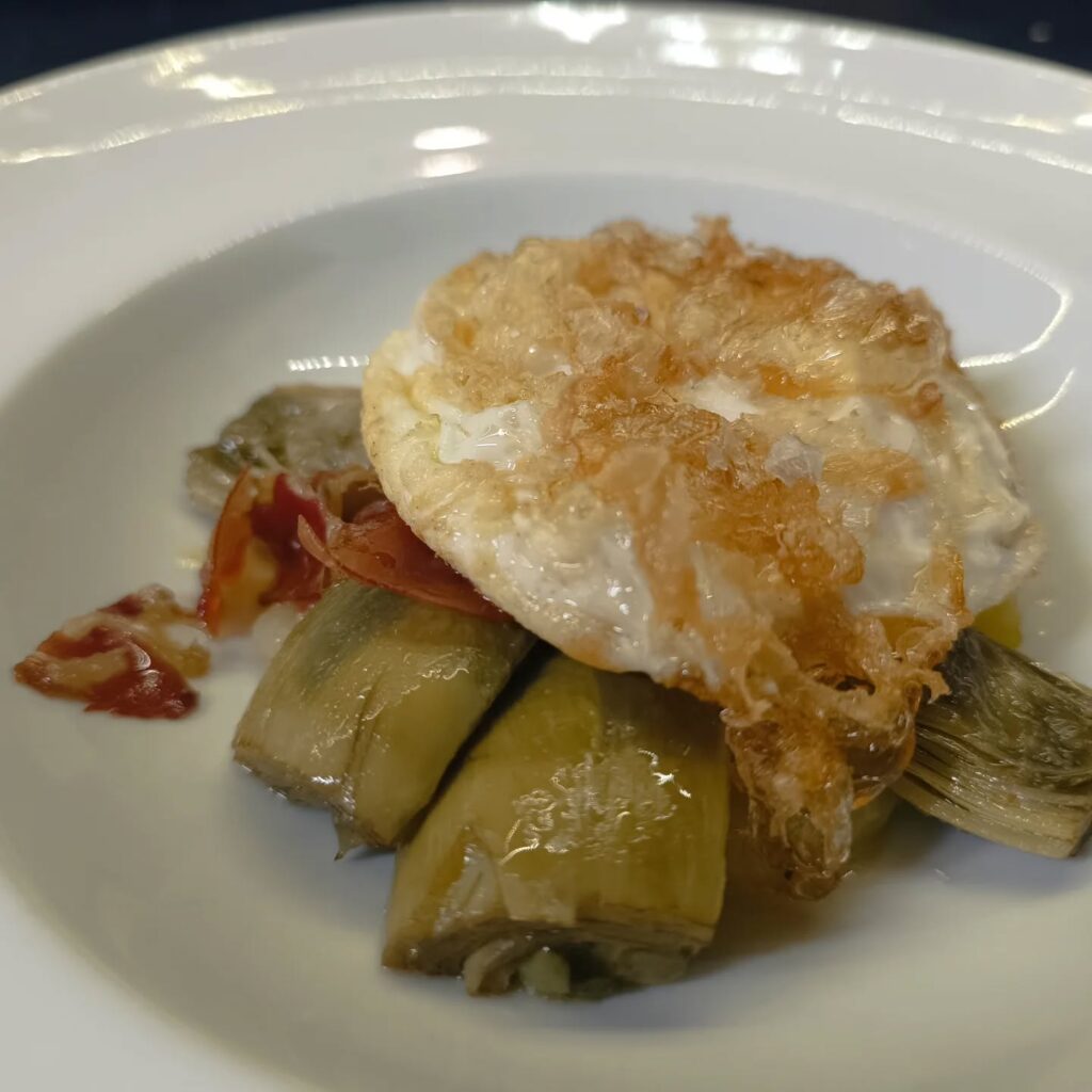 Alcachofas de Tudela con Jamón y Huevo Frito con Puntillas